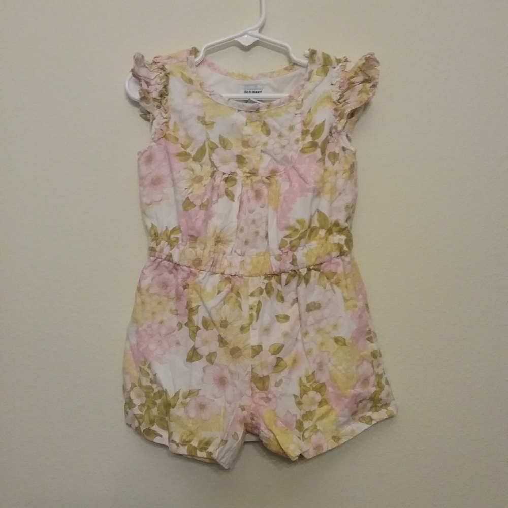 Old Navy romper 🌹